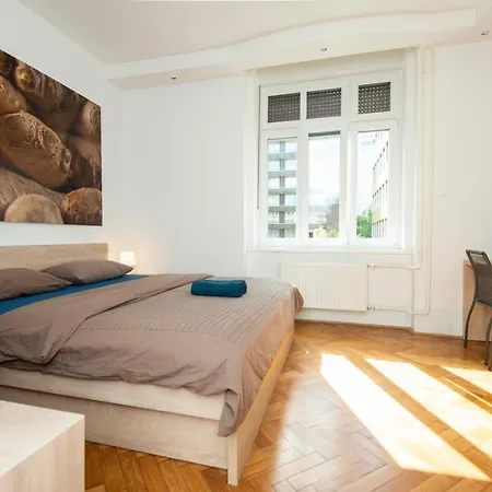 ゲストハウス ビバ ルームス