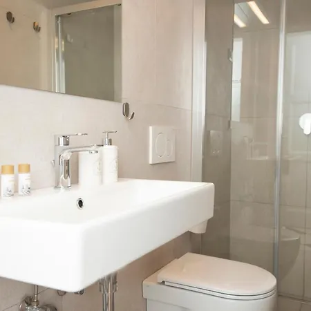 ビバ ルームス ゲストハウス 3*